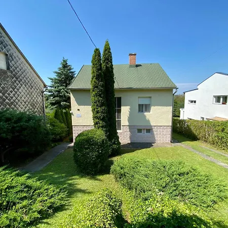 Kertvarosi Rigo Pihenohaz Holiday home *